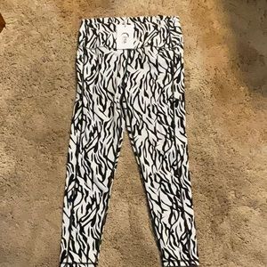 NWT ZYIA Safari pocket Brilliant High Rise 7/8 leggings